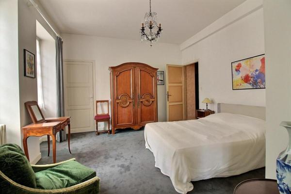 444 000 - Brive centre : Maison de caractère 230m² avec TERRASSE, 2 GARAGE + local/apt indépendant