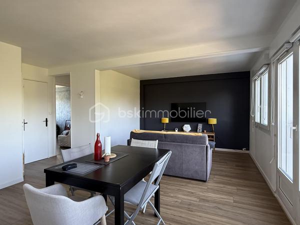 LE MANS – QUARTIER MAILLETS

Un dossier complet est disponible sur simple demande avant toute visite : diagnostics techniques, vidéo et photos suplémentaires du logement ainsi que l’ensemble des documents relatifs au bien. Une transparence totale pour un projet d’achat sécurisé.

Situé rue des Maillets, à deux pas de la place du marché, des commerces, des services et avec un accès direct au tramway, découvrez ce bel appartement de 79 m² situé au 3ᵉ étage avec ascenseur.

L’appartement offre une grande pièce de vie très lumineuse, idéale pour profiter d’un espace convivial et confortable au quotidien. Vous y trouverez également 3 chambres, une cuisine fonctionnelle, une salle d’eau ainsi qu’un WC indépendant.

Aucun travaux à prévoir : le bien est parfaitement entretenu et prêt à accueillir ses futurs propriétaires.

Atout rare sur le secteur : le logement est vendu avec 2 garages, un véritable confort en centre-ville, ainsi qu’une cave.

Chauffage collectif.
DPE : C.

Un bien complet et idéalement situé dans un quartier recherché du Le Mans, à proximité immédiate de toutes les commodités.

J’accompagne mes clients, dont plusieurs disposent déjà d’un financement fiable et assuré, dans leur recherche de biens au Mans et ses alentours. Je suis également à la recherche de nouveaux biens à vendre. Je rémunère mes apporteurs d’affaires et je travaille avec un réseau d’artisans ainsi qu’un courtier en financement afin de vous accompagner dans toutes les étapes de votre projet immobilier.