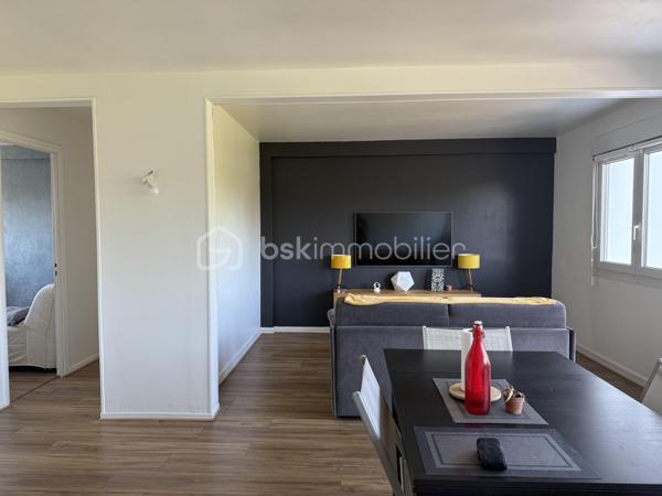LE MANS – QUARTIER MAILLETS

Un dossier complet est disponible sur simple demande avant toute visite : diagnostics techniques, vidéo et photos suplémentaires du logement ainsi que l’ensemble des documents relatifs au bien. Une transparence totale pour un projet d’achat sécurisé.

Situé rue des Maillets, à deux pas de la place du marché, des commerces, des services et avec un accès direct au tramway, découvrez ce bel appartement de 79 m² situé au 3ᵉ étage avec ascenseur.

L’appartement offre une grande pièce de vie très lumineuse, idéale pour profiter d’un espace convivial et confortable au quotidien. Vous y trouverez également 3 chambres, une cuisine fonctionnelle, une salle d’eau ainsi qu’un WC indépendant.

Aucun travaux à prévoir : le bien est parfaitement entretenu et prêt à accueillir ses futurs propriétaires.

Atout rare sur le secteur : le logement est vendu avec 2 garages, un véritable confort en centre-ville, ainsi qu’une cave.

Chauffage collectif.
DPE : C.

Un bien complet et idéalement situé dans un quartier recherché du Le Mans, à proximité immédiate de toutes les commodités.

J’accompagne mes clients, dont plusieurs disposent déjà d’un financement fiable et assuré, dans leur recherche de biens au Mans et ses alentours. Je suis également à la recherche de nouveaux biens à vendre. Je rémunère mes apporteurs d’affaires et je travaille avec un réseau d’artisans ainsi qu’un courtier en financement afin de vous accompagner dans toutes les étapes de votre projet immobilier.