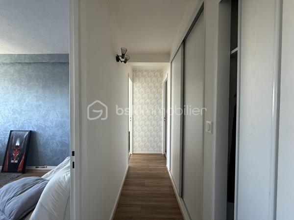 LE MANS – QUARTIER MAILLETS

Un dossier complet est disponible sur simple demande avant toute visite : diagnostics techniques, vidéo et photos suplémentaires du logement ainsi que l’ensemble des documents relatifs au bien. Une transparence totale pour un projet d’achat sécurisé.

Situé rue des Maillets, à deux pas de la place du marché, des commerces, des services et avec un accès direct au tramway, découvrez ce bel appartement de 79 m² situé au 3ᵉ étage avec ascenseur.

L’appartement offre une grande pièce de vie très lumineuse, idéale pour profiter d’un espace convivial et confortable au quotidien. Vous y trouverez également 3 chambres, une cuisine fonctionnelle, une salle d’eau ainsi qu’un WC indépendant.

Aucun travaux à prévoir : le bien est parfaitement entretenu et prêt à accueillir ses futurs propriétaires.

Atout rare sur le secteur : le logement est vendu avec 2 garages, un véritable confort en centre-ville, ainsi qu’une cave.

Chauffage collectif.
DPE : C.

Un bien complet et idéalement situé dans un quartier recherché du Le Mans, à proximité immédiate de toutes les commodités.

J’accompagne mes clients, dont plusieurs disposent déjà d’un financement fiable et assuré, dans leur recherche de biens au Mans et ses alentours. Je suis également à la recherche de nouveaux biens à vendre. Je rémunère mes apporteurs d’affaires et je travaille avec un réseau d’artisans ainsi qu’un courtier en financement afin de vous accompagner dans toutes les étapes de votre projet immobilier.