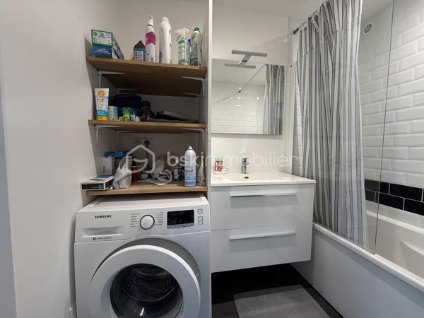 LE MANS – QUARTIER MAILLETS

Un dossier complet est disponible sur simple demande avant toute visite : diagnostics techniques, vidéo et photos suplémentaires du logement ainsi que l’ensemble des documents relatifs au bien. Une transparence totale pour un projet d’achat sécurisé.

Situé rue des Maillets, à deux pas de la place du marché, des commerces, des services et avec un accès direct au tramway, découvrez ce bel appartement de 79 m² situé au 3ᵉ étage avec ascenseur.

L’appartement offre une grande pièce de vie très lumineuse, idéale pour profiter d’un espace convivial et confortable au quotidien. Vous y trouverez également 3 chambres, une cuisine fonctionnelle, une salle d’eau ainsi qu’un WC indépendant.

Aucun travaux à prévoir : le bien est parfaitement entretenu et prêt à accueillir ses futurs propriétaires.

Atout rare sur le secteur : le logement est vendu avec 2 garages, un véritable confort en centre-ville, ainsi qu’une cave.

Chauffage collectif.
DPE : C.

Un bien complet et idéalement situé dans un quartier recherché du Le Mans, à proximité immédiate de toutes les commodités.

J’accompagne mes clients, dont plusieurs disposent déjà d’un financement fiable et assuré, dans leur recherche de biens au Mans et ses alentours. Je suis également à la recherche de nouveaux biens à vendre. Je rémunère mes apporteurs d’affaires et je travaille avec un réseau d’artisans ainsi qu’un courtier en financement afin de vous accompagner dans toutes les étapes de votre projet immobilier.