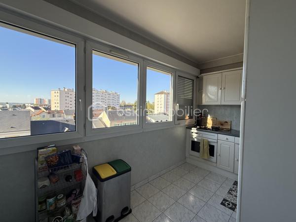 LE MANS – QUARTIER MAILLETS

Un dossier complet est disponible sur simple demande avant toute visite : diagnostics techniques, vidéo et photos suplémentaires du logement ainsi que l’ensemble des documents relatifs au bien. Une transparence totale pour un projet d’achat sécurisé.

Situé rue des Maillets, à deux pas de la place du marché, des commerces, des services et avec un accès direct au tramway, découvrez ce bel appartement de 79 m² situé au 3ᵉ étage avec ascenseur.

L’appartement offre une grande pièce de vie très lumineuse, idéale pour profiter d’un espace convivial et confortable au quotidien. Vous y trouverez également 3 chambres, une cuisine fonctionnelle, une salle d’eau ainsi qu’un WC indépendant.

Aucun travaux à prévoir : le bien est parfaitement entretenu et prêt à accueillir ses futurs propriétaires.

Atout rare sur le secteur : le logement est vendu avec 2 garages, un véritable confort en centre-ville, ainsi qu’une cave.

Chauffage collectif.
DPE : C.

Un bien complet et idéalement situé dans un quartier recherché du Le Mans, à proximité immédiate de toutes les commodités.

J’accompagne mes clients, dont plusieurs disposent déjà d’un financement fiable et assuré, dans leur recherche de biens au Mans et ses alentours. Je suis également à la recherche de nouveaux biens à vendre. Je rémunère mes apporteurs d’affaires et je travaille avec un réseau d’artisans ainsi qu’un courtier en financement afin de vous accompagner dans toutes les étapes de votre projet immobilier.