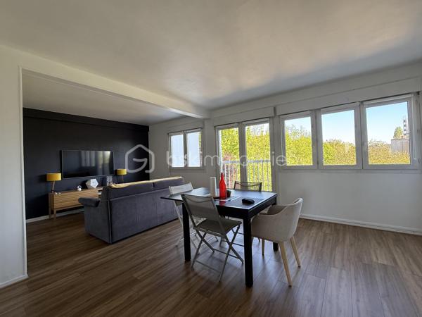 LE MANS – QUARTIER MAILLETS

Un dossier complet est disponible sur simple demande avant toute visite : diagnostics techniques, vidéo et photos suplémentaires du logement ainsi que l’ensemble des documents relatifs au bien. Une transparence totale pour un projet d’achat sécurisé.

Situé rue des Maillets, à deux pas de la place du marché, des commerces, des services et avec un accès direct au tramway, découvrez ce bel appartement de 79 m² situé au 3ᵉ étage avec ascenseur.

L’appartement offre une grande pièce de vie très lumineuse, idéale pour profiter d’un espace convivial et confortable au quotidien. Vous y trouverez également 3 chambres, une cuisine fonctionnelle, une salle d’eau ainsi qu’un WC indépendant.

Aucun travaux à prévoir : le bien est parfaitement entretenu et prêt à accueillir ses futurs propriétaires.

Atout rare sur le secteur : le logement est vendu avec 2 garages, un véritable confort en centre-ville, ainsi qu’une cave.

Chauffage collectif.
DPE : C.

Un bien complet et idéalement situé dans un quartier recherché du Le Mans, à proximité immédiate de toutes les commodités.

J’accompagne mes clients, dont plusieurs disposent déjà d’un financement fiable et assuré, dans leur recherche de biens au Mans et ses alentours. Je suis également à la recherche de nouveaux biens à vendre. Je rémunère mes apporteurs d’affaires et je travaille avec un réseau d’artisans ainsi qu’un courtier en financement afin de vous accompagner dans toutes les étapes de votre projet immobilier.