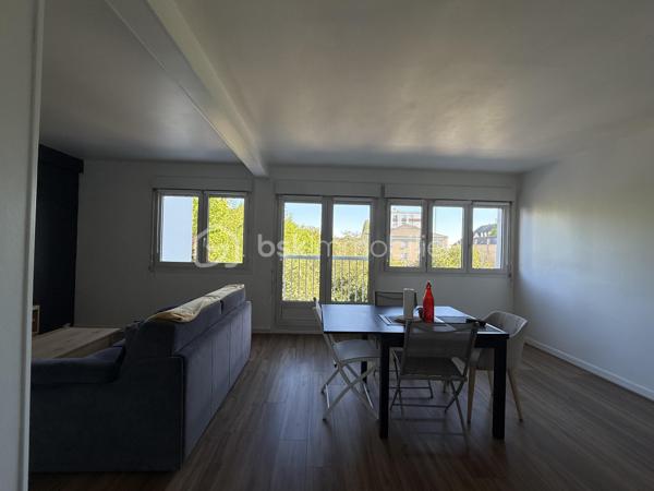 LE MANS – QUARTIER MAILLETS

Un dossier complet est disponible sur simple demande avant toute visite : diagnostics techniques, vidéo et photos suplémentaires du logement ainsi que l’ensemble des documents relatifs au bien. Une transparence totale pour un projet d’achat sécurisé.

Situé rue des Maillets, à deux pas de la place du marché, des commerces, des services et avec un accès direct au tramway, découvrez ce bel appartement de 79 m² situé au 3ᵉ étage avec ascenseur.

L’appartement offre une grande pièce de vie très lumineuse, idéale pour profiter d’un espace convivial et confortable au quotidien. Vous y trouverez également 3 chambres, une cuisine fonctionnelle, une salle d’eau ainsi qu’un WC indépendant.

Aucun travaux à prévoir : le bien est parfaitement entretenu et prêt à accueillir ses futurs propriétaires.

Atout rare sur le secteur : le logement est vendu avec 2 garages, un véritable confort en centre-ville, ainsi qu’une cave.

Chauffage collectif.
DPE : C.

Un bien complet et idéalement situé dans un quartier recherché du Le Mans, à proximité immédiate de toutes les commodités.

J’accompagne mes clients, dont plusieurs disposent déjà d’un financement fiable et assuré, dans leur recherche de biens au Mans et ses alentours. Je suis également à la recherche de nouveaux biens à vendre. Je rémunère mes apporteurs d’affaires et je travaille avec un réseau d’artisans ainsi qu’un courtier en financement afin de vous accompagner dans toutes les étapes de votre projet immobilier.