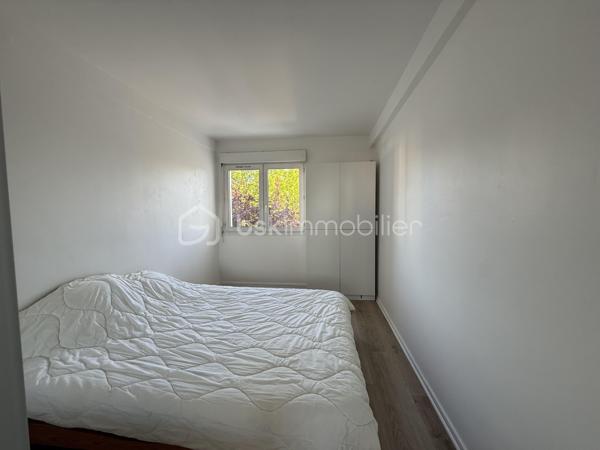 LE MANS – QUARTIER MAILLETS

Un dossier complet est disponible sur simple demande avant toute visite : diagnostics techniques, vidéo et photos suplémentaires du logement ainsi que l’ensemble des documents relatifs au bien. Une transparence totale pour un projet d’achat sécurisé.

Situé rue des Maillets, à deux pas de la place du marché, des commerces, des services et avec un accès direct au tramway, découvrez ce bel appartement de 79 m² situé au 3ᵉ étage avec ascenseur.

L’appartement offre une grande pièce de vie très lumineuse, idéale pour profiter d’un espace convivial et confortable au quotidien. Vous y trouverez également 3 chambres, une cuisine fonctionnelle, une salle d’eau ainsi qu’un WC indépendant.

Aucun travaux à prévoir : le bien est parfaitement entretenu et prêt à accueillir ses futurs propriétaires.

Atout rare sur le secteur : le logement est vendu avec 2 garages, un véritable confort en centre-ville, ainsi qu’une cave.

Chauffage collectif.
DPE : C.

Un bien complet et idéalement situé dans un quartier recherché du Le Mans, à proximité immédiate de toutes les commodités.

J’accompagne mes clients, dont plusieurs disposent déjà d’un financement fiable et assuré, dans leur recherche de biens au Mans et ses alentours. Je suis également à la recherche de nouveaux biens à vendre. Je rémunère mes apporteurs d’affaires et je travaille avec un réseau d’artisans ainsi qu’un courtier en financement afin de vous accompagner dans toutes les étapes de votre projet immobilier.