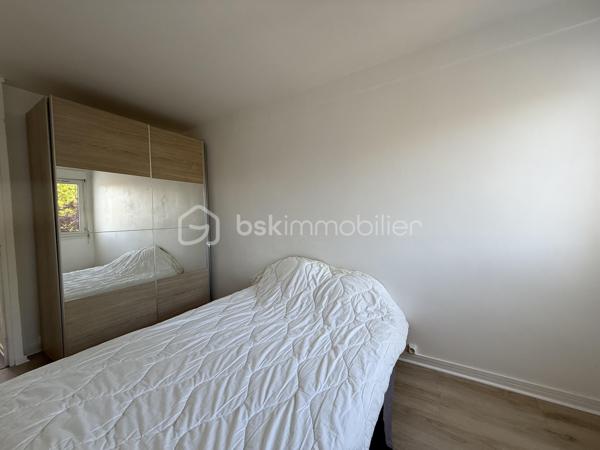 LE MANS – QUARTIER MAILLETS

Un dossier complet est disponible sur simple demande avant toute visite : diagnostics techniques, vidéo et photos suplémentaires du logement ainsi que l’ensemble des documents relatifs au bien. Une transparence totale pour un projet d’achat sécurisé.

Situé rue des Maillets, à deux pas de la place du marché, des commerces, des services et avec un accès direct au tramway, découvrez ce bel appartement de 79 m² situé au 3ᵉ étage avec ascenseur.

L’appartement offre une grande pièce de vie très lumineuse, idéale pour profiter d’un espace convivial et confortable au quotidien. Vous y trouverez également 3 chambres, une cuisine fonctionnelle, une salle d’eau ainsi qu’un WC indépendant.

Aucun travaux à prévoir : le bien est parfaitement entretenu et prêt à accueillir ses futurs propriétaires.

Atout rare sur le secteur : le logement est vendu avec 2 garages, un véritable confort en centre-ville, ainsi qu’une cave.

Chauffage collectif.
DPE : C.

Un bien complet et idéalement situé dans un quartier recherché du Le Mans, à proximité immédiate de toutes les commodités.

J’accompagne mes clients, dont plusieurs disposent déjà d’un financement fiable et assuré, dans leur recherche de biens au Mans et ses alentours. Je suis également à la recherche de nouveaux biens à vendre. Je rémunère mes apporteurs d’affaires et je travaille avec un réseau d’artisans ainsi qu’un courtier en financement afin de vous accompagner dans toutes les étapes de votre projet immobilier.