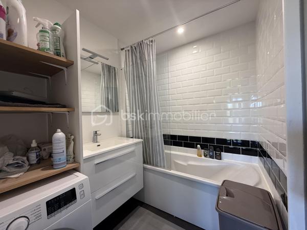 LE MANS – QUARTIER MAILLETS

Un dossier complet est disponible sur simple demande avant toute visite : diagnostics techniques, vidéo et photos suplémentaires du logement ainsi que l’ensemble des documents relatifs au bien. Une transparence totale pour un projet d’achat sécurisé.

Situé rue des Maillets, à deux pas de la place du marché, des commerces, des services et avec un accès direct au tramway, découvrez ce bel appartement de 79 m² situé au 3ᵉ étage avec ascenseur.

L’appartement offre une grande pièce de vie très lumineuse, idéale pour profiter d’un espace convivial et confortable au quotidien. Vous y trouverez également 3 chambres, une cuisine fonctionnelle, une salle d’eau ainsi qu’un WC indépendant.

Aucun travaux à prévoir : le bien est parfaitement entretenu et prêt à accueillir ses futurs propriétaires.

Atout rare sur le secteur : le logement est vendu avec 2 garages, un véritable confort en centre-ville, ainsi qu’une cave.

Chauffage collectif.
DPE : C.

Un bien complet et idéalement situé dans un quartier recherché du Le Mans, à proximité immédiate de toutes les commodités.

J’accompagne mes clients, dont plusieurs disposent déjà d’un financement fiable et assuré, dans leur recherche de biens au Mans et ses alentours. Je suis également à la recherche de nouveaux biens à vendre. Je rémunère mes apporteurs d’affaires et je travaille avec un réseau d’artisans ainsi qu’un courtier en financement afin de vous accompagner dans toutes les étapes de votre projet immobilier.
