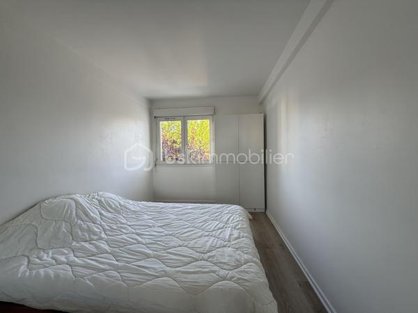 LE MANS – QUARTIER MAILLETS

Un dossier complet est disponible sur simple demande avant toute visite : diagnostics techniques, vidéo et photos suplémentaires du logement ainsi que l’ensemble des documents relatifs au bien. Une transparence totale pour un projet d’achat sécurisé.

Situé rue des Maillets, à deux pas de la place du marché, des commerces, des services et avec un accès direct au tramway, découvrez ce bel appartement de 79 m² situé au 3ᵉ étage avec ascenseur.

L’appartement offre une grande pièce de vie très lumineuse, idéale pour profiter d’un espace convivial et confortable au quotidien. Vous y trouverez également 3 chambres, une cuisine fonctionnelle, une salle d’eau ainsi qu’un WC indépendant.

Aucun travaux à prévoir : le bien est parfaitement entretenu et prêt à accueillir ses futurs propriétaires.

Atout rare sur le secteur : le logement est vendu avec 2 garages, un véritable confort en centre-ville, ainsi qu’une cave.

Chauffage collectif.
DPE : C.

Un bien complet et idéalement situé dans un quartier recherché du Le Mans, à proximité immédiate de toutes les commodités.

J’accompagne mes clients, dont plusieurs disposent déjà d’un financement fiable et assuré, dans leur recherche de biens au Mans et ses alentours. Je suis également à la recherche de nouveaux biens à vendre. Je rémunère mes apporteurs d’affaires et je travaille avec un réseau d’artisans ainsi qu’un courtier en financement afin de vous accompagner dans toutes les étapes de votre projet immobilier.