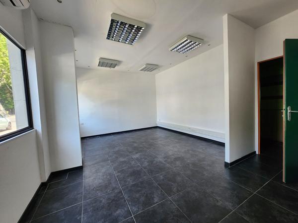 EXCLUSIVITE AVIGNON - ROUTE DE MARSEILLE - IMMEUBLE A VENDRE  EMPLACEMENT N°1 - TOUS COMMERCES - DIVISIBLES EN  PLUSIEURS LOTS