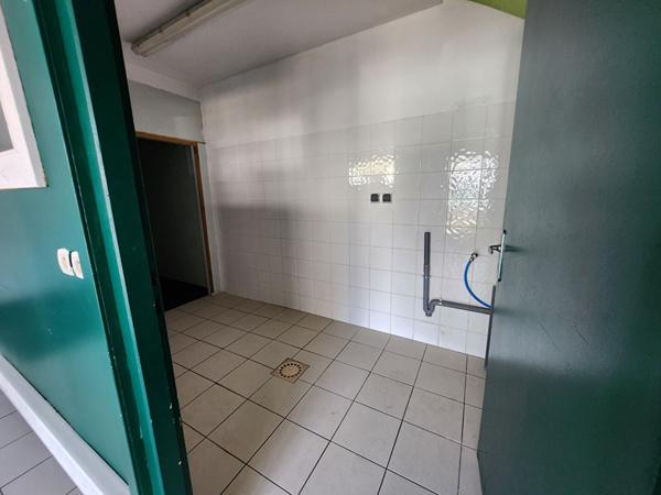 EXCLUSIVITE AVIGNON - ROUTE DE MARSEILLE - IMMEUBLE A VENDRE  EMPLACEMENT N°1 - TOUS COMMERCES - DIVISIBLES EN  PLUSIEURS LOTS