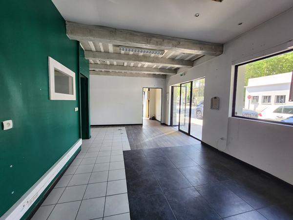 EXCLUSIVITE AVIGNON - ROUTE DE MARSEILLE - IMMEUBLE A VENDRE  EMPLACEMENT N°1 - TOUS COMMERCES - DIVISIBLES EN  PLUSIEURS LOTS