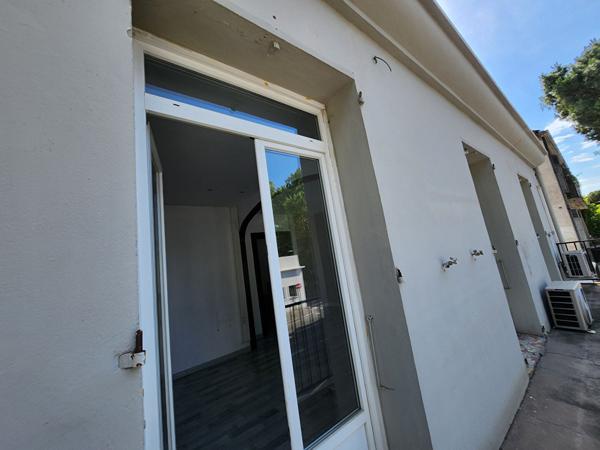 EXCLUSIVITE AVIGNON - ROUTE DE MARSEILLE - IMMEUBLE A VENDRE  EMPLACEMENT N°1 - TOUS COMMERCES - DIVISIBLES EN  PLUSIEURS LOTS