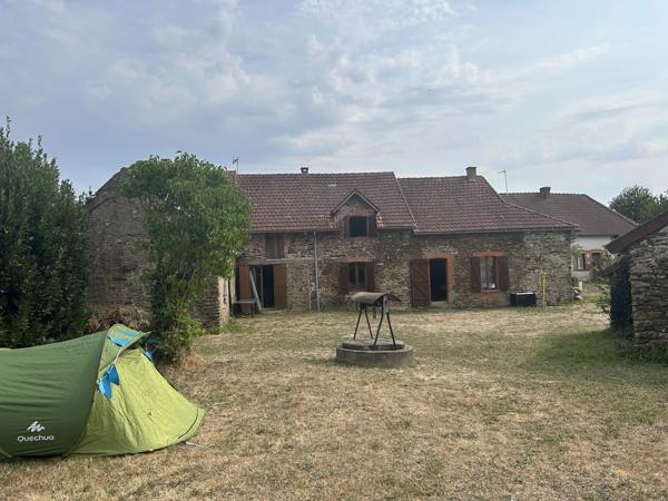 Jolie maison de hameau à Saint-Benoît-du-Sault, jardin et dépendance