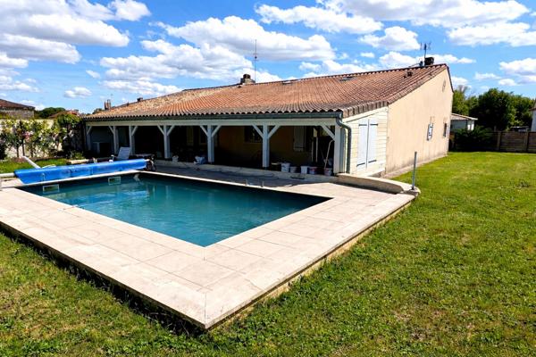 MAISON 5 Chambres avec piscine sur 3400 m² de terrain clos. Reignac (33860)