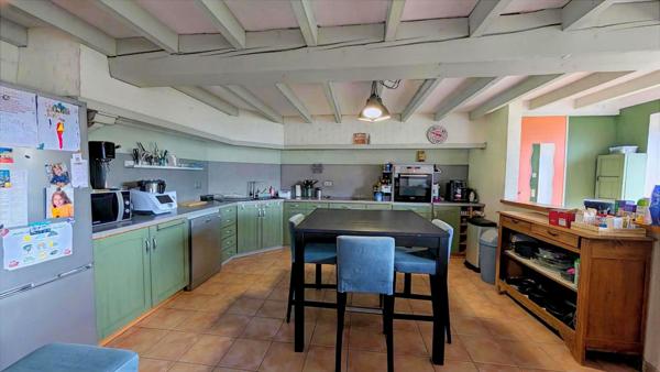 MAISON 5 Chambres avec piscine sur 3400 m² de terrain clos. Reignac (33860)