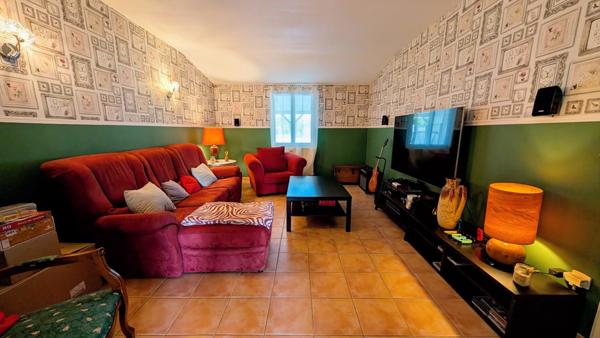 MAISON 5 Chambres avec piscine sur 3400 m² de terrain clos. Reignac (33860)