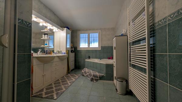 MAISON 5 Chambres avec piscine sur 3400 m² de terrain clos. Reignac (33860)