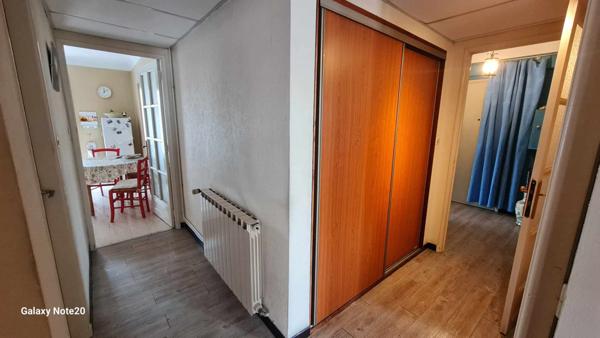 Appartement traversant 4ch avec 2 places de stationnement et cave privative