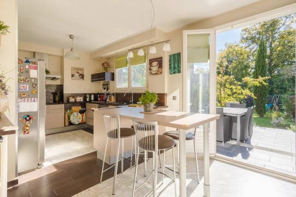 Maison spacieuse aux Richardets édifiée sur une parcelle de 903 m²