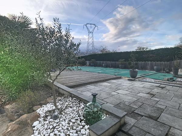 Maison familiale au calme à Verrie, proche Saumur, avec grand séjour, piscine, jardin et fort potentiel d'aménagement