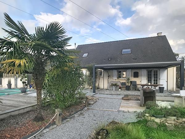 Maison familiale au calme à Verrie, proche Saumur, avec grand séjour, piscine, jardin et fort potentiel d'aménagement