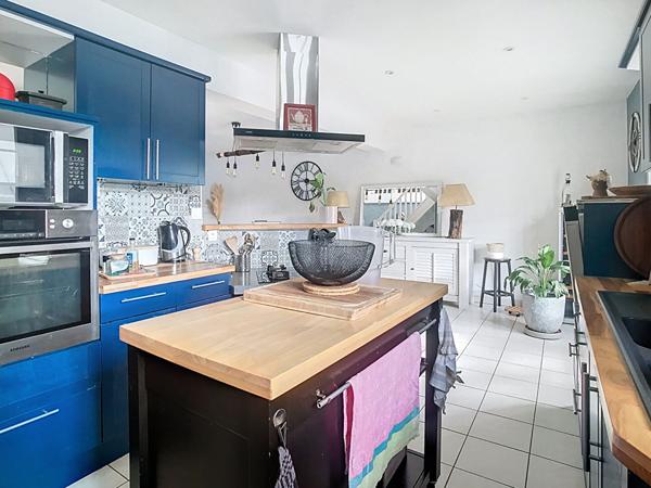 Maison familiale au calme à Verrie, proche Saumur, avec grand séjour, piscine, jardin et fort potentiel d'aménagement