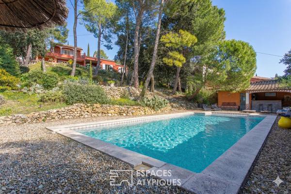 Villa d’inspiration hacienda avec piscine et vue dominante