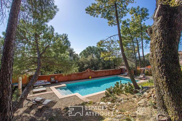 Villa d’inspiration hacienda avec piscine et vue dominante