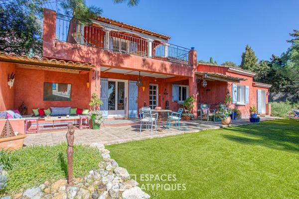 Villa d’inspiration hacienda avec piscine et vue dominante