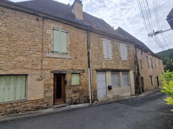 Maison ancienne - Le bugue Maison de village ancienne, à renover, dans le Bugue comprenant 2 appartements
