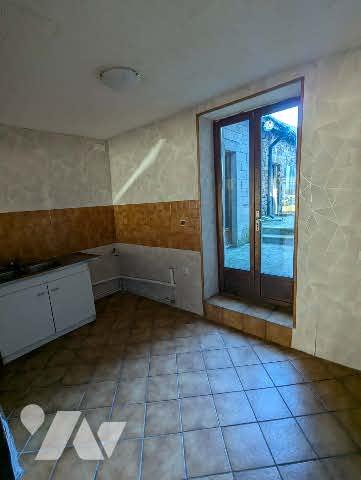 Maison de village de type 4 d'une surface de 8m² avec terrain et dépendances