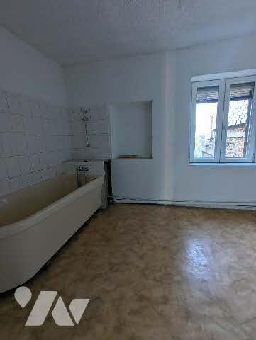 Maison de village de type 4 d'une surface de 8m² avec terrain et dépendances