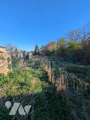 Maison de village de type 4 d'une surface de 8m² avec terrain et dépendances