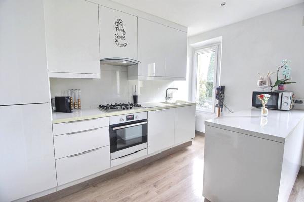 Marignane, Appartement 4 pièces d'environ 74 m2 + Garage + 1 place de stationnement privative