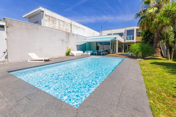 Maison d'Architecte avec Jardin et Piscine à Talence  À 10 min à pied du Parc Peixotto