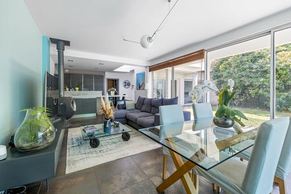 Maison d'Architecte avec Jardin et Piscine à Talence  À 10 min à pied du Parc Peixotto