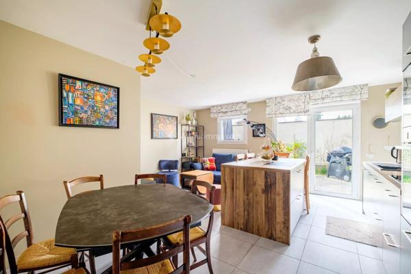 Vente                                                      Duplex
                        
                     5 pièces                      103 m2                     à Villeurbanne