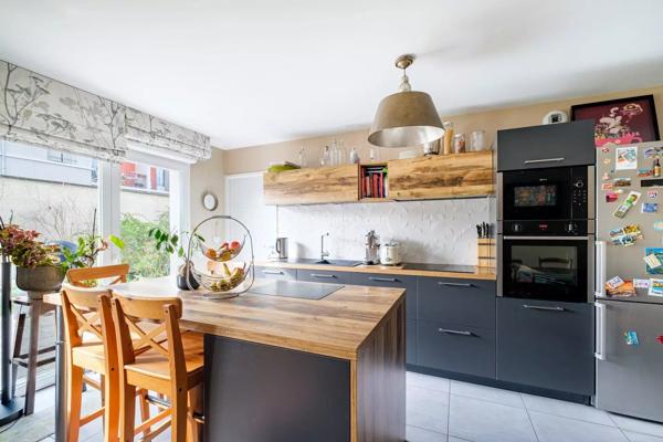 Vente                                                      Duplex
                        
                     5 pièces                      103 m2                     à Villeurbanne