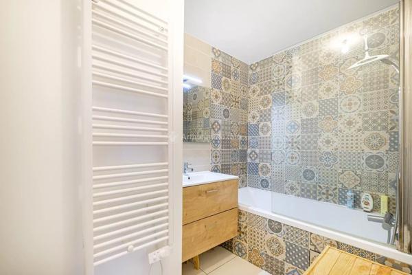 Vente                                                      Duplex
                        
                     5 pièces                      103 m2                     à Villeurbanne