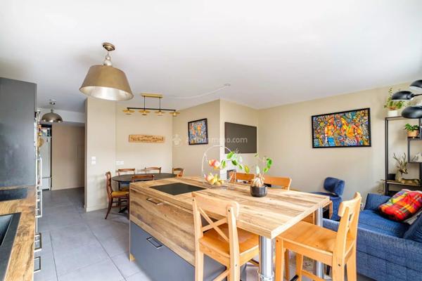 Vente                                                      Duplex
                        
                     5 pièces                      103 m2                     à Villeurbanne