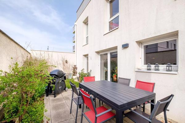 Vente                                                      Duplex
                        
                     5 pièces                      103 m2                     à Villeurbanne
