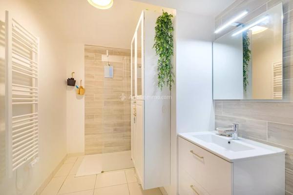 Vente                                                      Duplex
                        
                     5 pièces                      103 m2                     à Villeurbanne