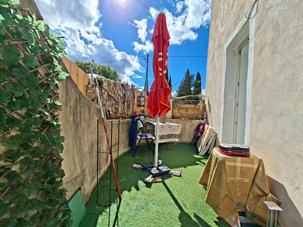 À VENDRE NÎMES - IMMEUBLE COMPRENANT 2 APPARTEMENTS AVEC ESPACES EXTÉRIEURS