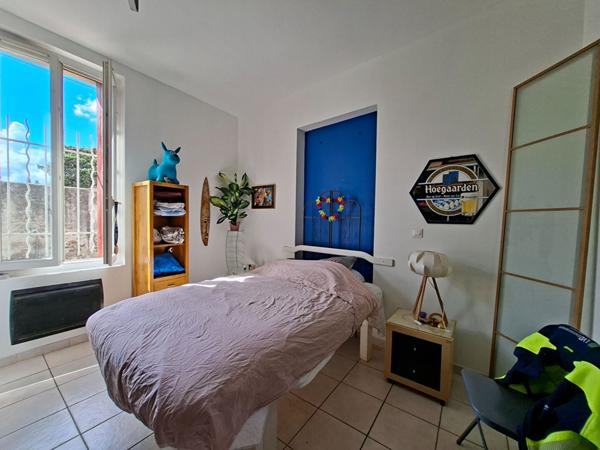 À VENDRE NÎMES - IMMEUBLE COMPRENANT 2 APPARTEMENTS AVEC ESPACES EXTÉRIEURS