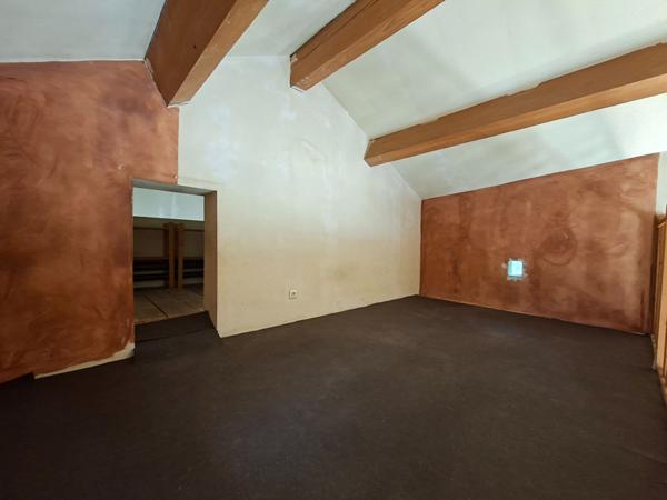 À VENDRE NÎMES - IMMEUBLE COMPRENANT 2 APPARTEMENTS AVEC ESPACES EXTÉRIEURS