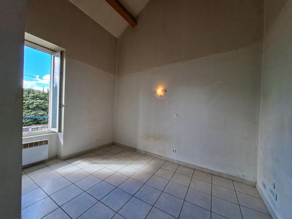 À VENDRE NÎMES - IMMEUBLE COMPRENANT 2 APPARTEMENTS AVEC ESPACES EXTÉRIEURS