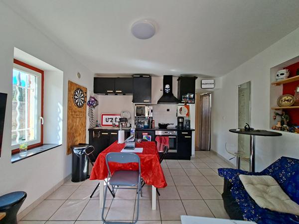 À VENDRE NÎMES - IMMEUBLE COMPRENANT 2 APPARTEMENTS AVEC ESPACES EXTÉRIEURS