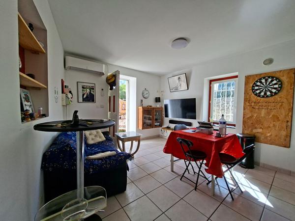 À VENDRE NÎMES - IMMEUBLE COMPRENANT 2 APPARTEMENTS AVEC ESPACES EXTÉRIEURS