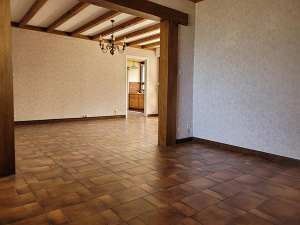 FAVERGES. APPARTEMENT 4 PIECES AVEC CAVE