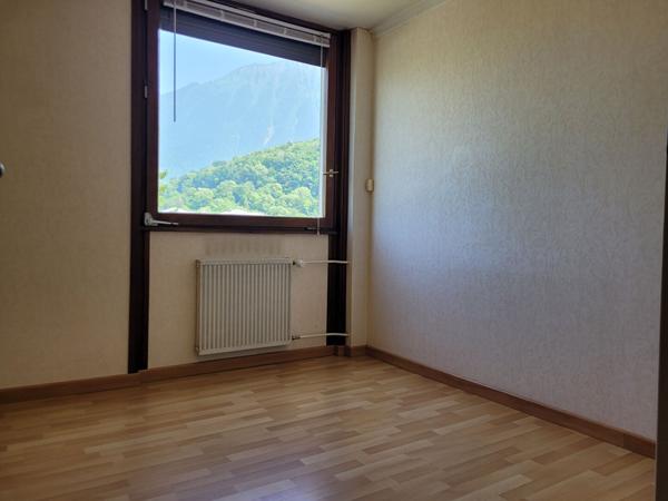 FAVERGES. APPARTEMENT 4 PIECES AVEC CAVE